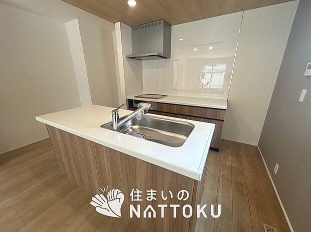 【現地写真(キッチン)】収納たっぷりのシステムキッチン、浄水器付水栓を標準装備しています。