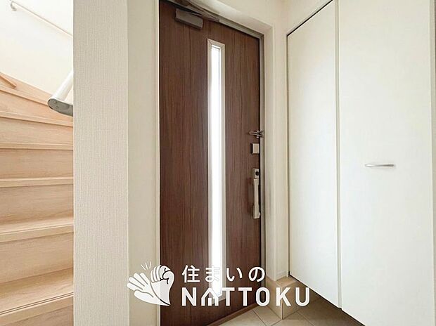 【現地写真(玄関)】玄関には、大型のシューズ収納を設置しています。