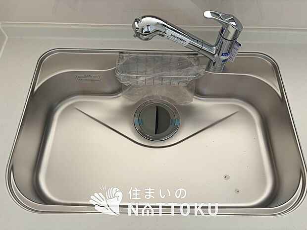 【浄水器内臓ハンドシャワー付シンク】広々とした凸型シンクに洗剤ポケットを標準装備。すっきり収納できます。
また、蛇口の先端に浄水器を内蔵しているため場所をとりません。