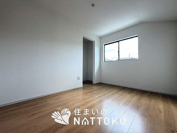 【現地写真（洋室）】木目の美しさを際立たせるシンプルデザインの建具を使用しています。
