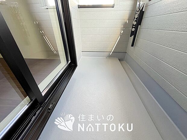 【バルコニー】奥行きが広く、洗濯物をゆったりと干せる十分な広さで、家族の洗濯も捗ります。