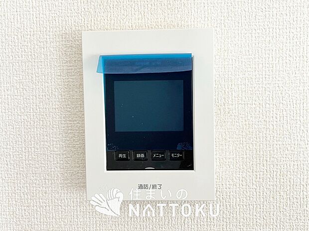 【TVモニター付インターホン】録画機能付きで、自動録画のほか、手動録画もできます。
受話、呼出音量の調整、明るさ調整が可能です。また、来訪者をズーム機能でズームアップして確認できます。