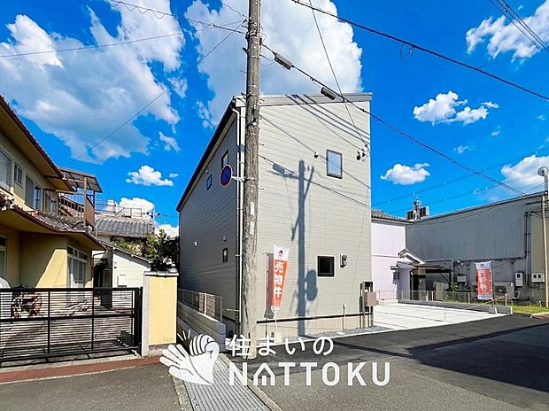 【現地写真(前道含む外観)】健康被害に配慮したもっとも安全性の高い建材を採用し、シックハウス対策をしております。