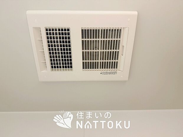 【浴室暖房換気乾燥機】サイドブロー機能で、乾燥効率アップです。
サイドに吹き出しを搭載することにより浴室内を端まで循環する気流ができ、さらに省エネ性能がアップします。
