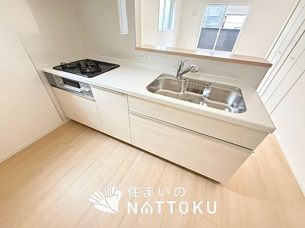 【現地写真（キッチン）】収納たっぷりのシステムキッチン、浄水器付水栓を標準装備しています。