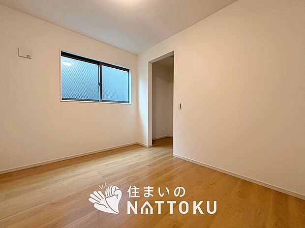 【現地写真（洋室）】木目の美しさを際立たせるシンプルデザインの建具を使用しています。