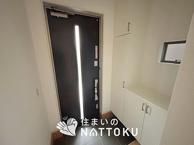 【現地写真（玄関）】玄関には、大型のシューズ収納を設置しています。