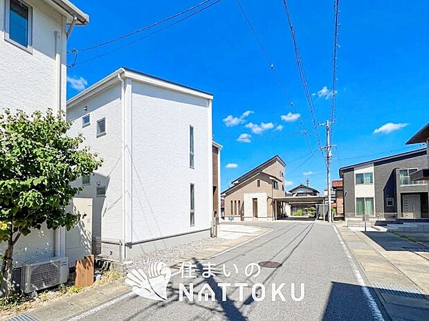 【現地写真(前道含む外観)】健康被害に配慮したもっとも安全性の高い建材を採用し、シックハウス対策をしております。