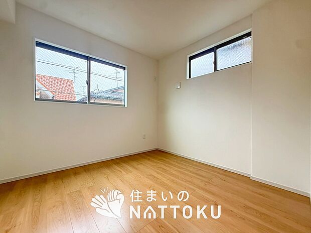 【現地写真（洋室）】木目の美しさを際立たせるシンプルデザインの建具を使用しています。