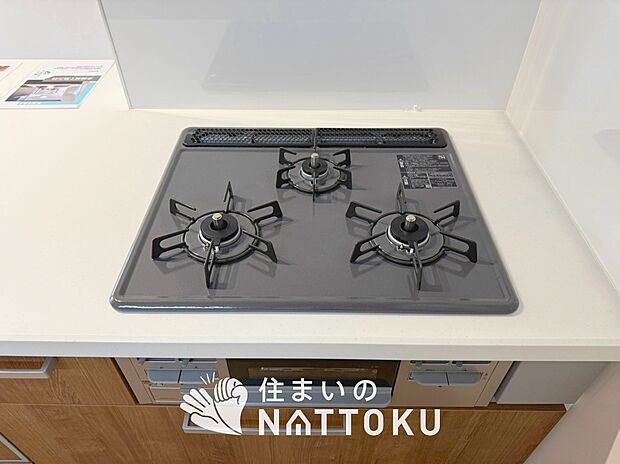【ビルトインコンロ】フラットな構造で清掃性が高く、過熱防止センサー付3口タイプで日頃の家事も快適です。