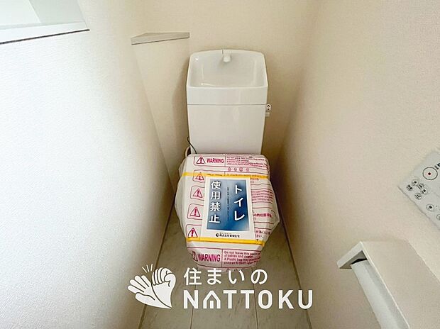 【トイレ】汚れてもサッとひと拭きでお手入れ簡単、エコ仕様の温水洗浄便座付きのトイレです。
バリアフリーにも配慮しています。
