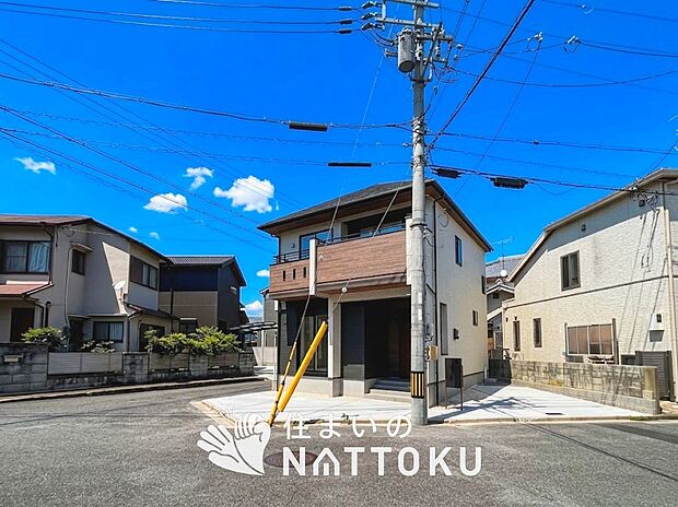 【現地写真（前道含む外観）】健康被害に配慮したもっとも安全性の高い建材を採用し、シックハウス対策をしております。