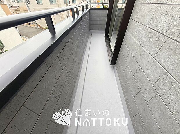 【バルコニー】奥行きが広く、洗濯物をゆったりと干せる十分な広さで、家族の洗濯も捗ります。
