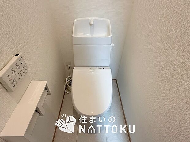 【トイレ】汚れてもサッとひと拭きでお手入れ簡単、エコ仕様の温水洗浄便座付きのトイレです。
バリアフリーにも配慮しています。

