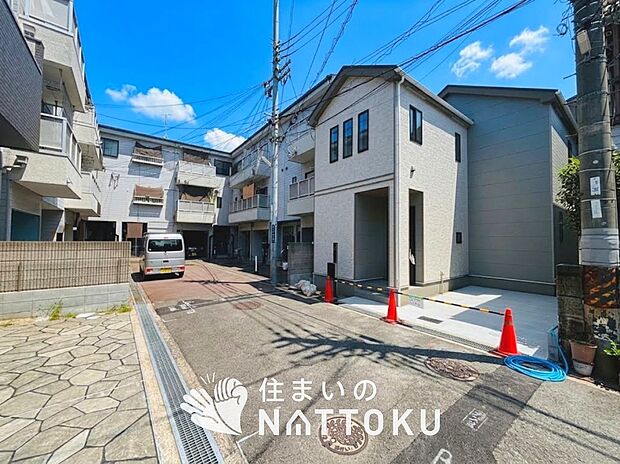 【現地写真（前道含む外観）】軽くて火災に強い屋根材を採用し、地震時の建物への負担や揺れを軽減しています。