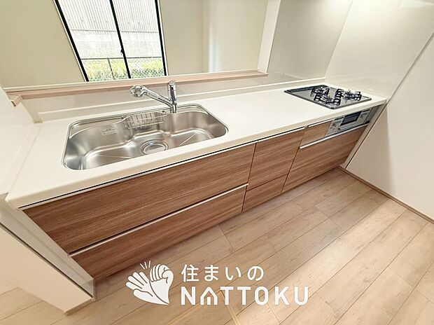 【現地写真（キッチン）】収納たっぷりのシステムキッチン、浄水器付水栓を標準装備しています。