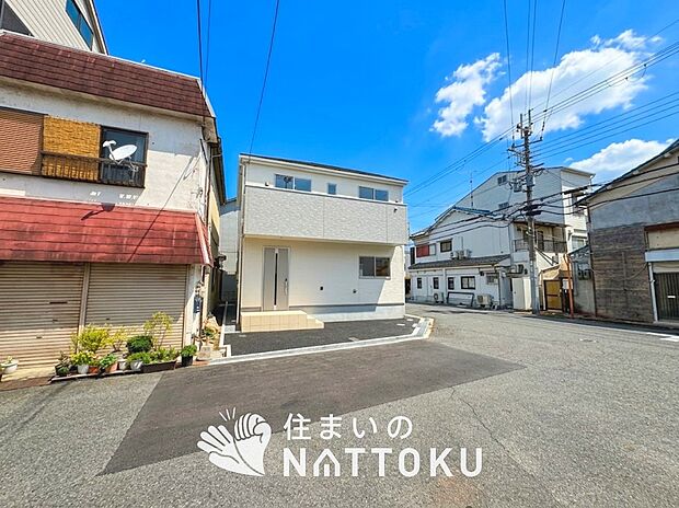 【現地写真(前道含む外観)】健康被害に配慮したもっとも安全性の高い建材を採用し、シックハウス対策をしております。