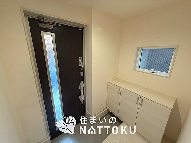 【現地写真（玄関）】玄関には、大型のシューズ収納を設置しています。