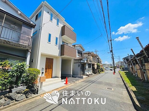 【現地写真(前道含む外観)】健康被害に配慮したもっとも安全性の高い建材を採用し、シックハウス対策をしております。