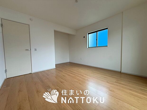 【現地写真(洋室)】木目の美しさを際立たせるシンプルデザインの建具を使用しています。