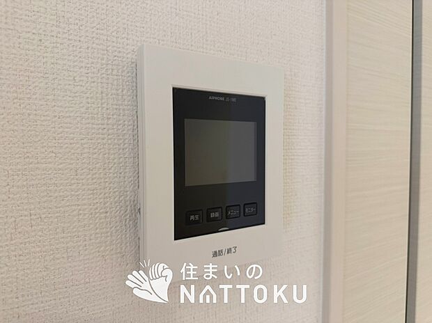 【TVモニター付インターホン】来訪者を画像と音声で確認できる、防犯性に優れた安心のシステム。
スッキリしたデザインで、誰でも簡単に操作できます。