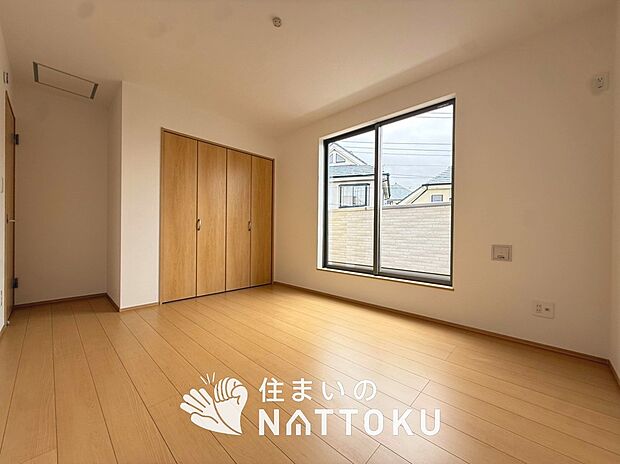 【現地写真(寝室)】木目の美しさを際立たせるシンプルデザインの建具を使用しています。