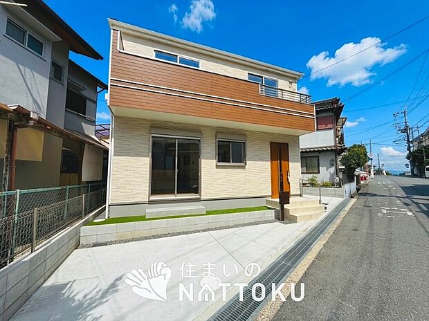 【現地写真(外観)】雨で汚れを落とし、耐久性・耐候性に優れた外壁を使用しています。