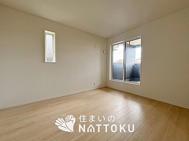 【現地写真（洋室）】木目の美しさを際立たせるシンプルデザインの建具を使用しています。