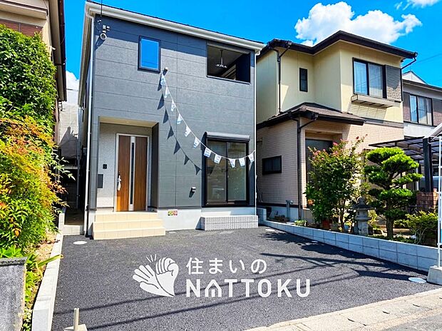【現地写真（外観）】雨で汚れを落とし、耐久性・耐候性に優れた外壁を使用しています。