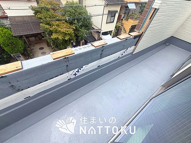 【バルコニー】奥行きが広く、洗濯物をゆったりと干せる十分な広さで、家族の洗濯も捗ります。