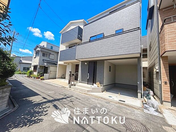 【現地写真（前道含む外観）】健康被害に配慮したもっとも安全性の高い建材を採用し、シックハウス対策をしております。