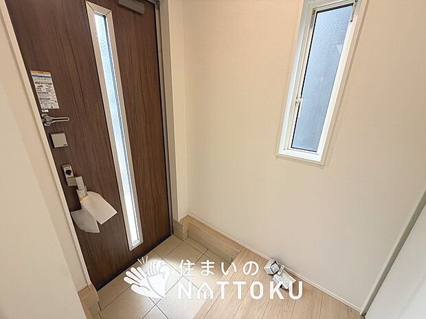 【現地写真（玄関）】玄関には、大型のシューズ収納を設置しています。