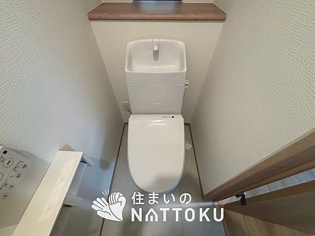 【トイレ】汚れてもサッとひと拭きでお手入れ簡単、エコ仕様の温水洗浄便座付きのトイレです。
バリアフリーにも配慮しています。