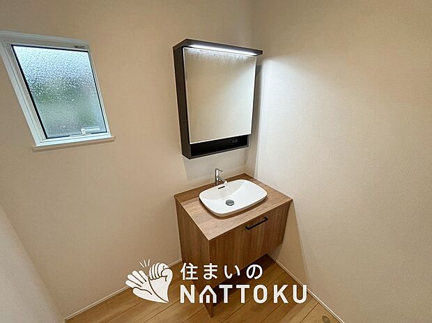 【洗面台・洗面所】鏡の両サイドは、必要なものを取出しやすく、大きな鏡面で朝の準備も快適。
使いやすいリフトアップ機能付きのシングルレバーシャワー水栓付です。
