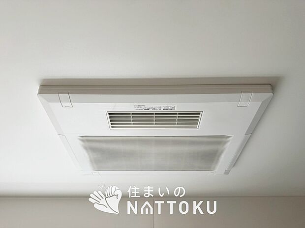 【電気式浴室暖房換気乾燥機】寒い冬場はあたたかく、暑い夏場は扇風機のような心地よさです。
雨の日は、浴室が衣類乾燥スペースになります。