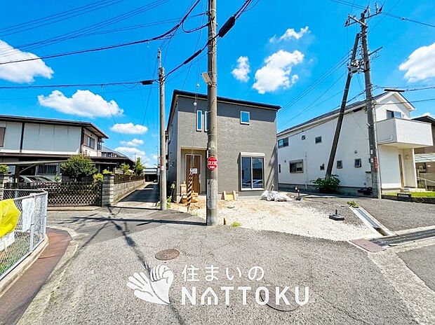 【現地写真(前道含む外観)】健康被害に配慮したもっとも安全性の高い建材を採用し、シックハウス対策をしております。