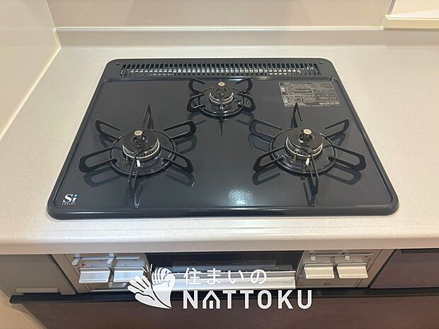 【ビルトインコンロ】フラットな構造で清掃性が高く、過熱防止センサー付3口タイプで日頃の家事も快適です。