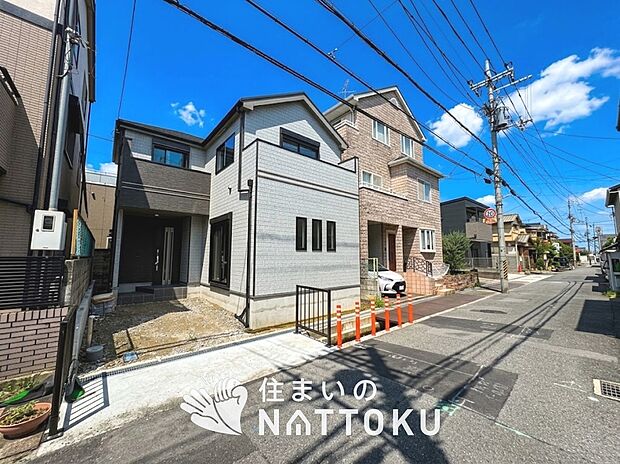 【現地写真(前道含む外観)】軽くて火災に強い屋根材を採用し、地震時の建物への負担や揺れを軽減しています。