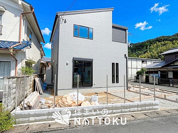 【現地写真(外観)】雨で汚れを落とし、耐久性・耐候性に優れた外壁を使用しています。