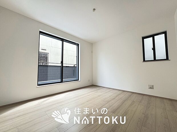 【現地写真(洋室)】木目の美しさを際立たせるシンプルデザインの建具を使用しています。