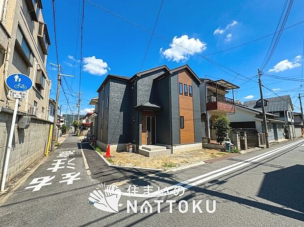 【現地写真(前道含む外観)】軽くて火災に強い屋根材を採用し、地震時の建物への負担や揺れを軽減しています。