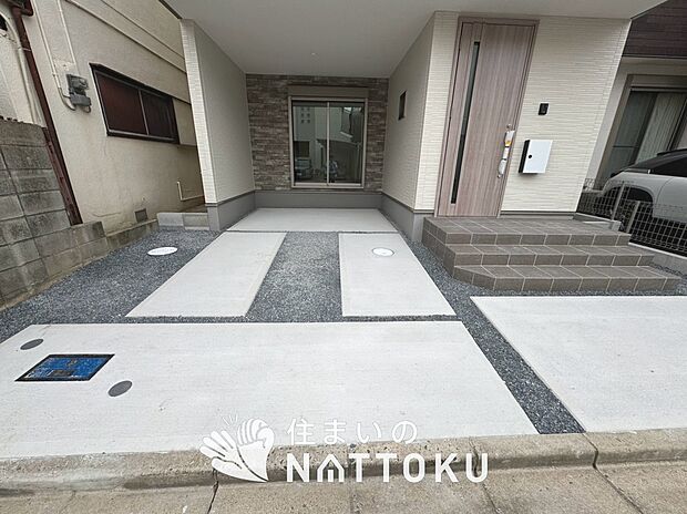【現地写真（駐車場）】駐車スペースが広く、運転が苦手な方も安心です。