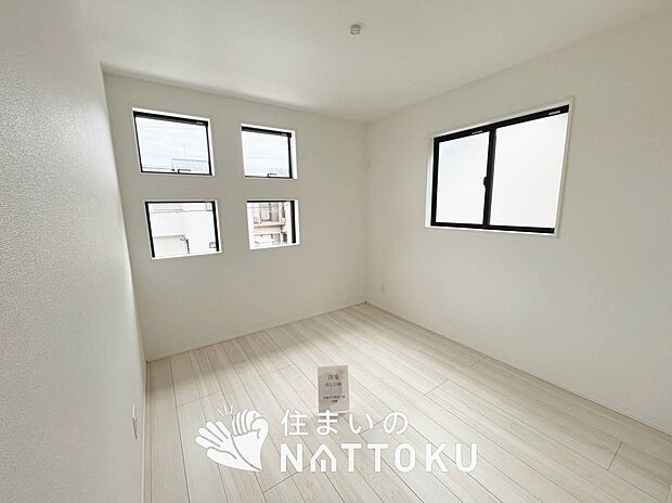 【現地写真（寝室）】木目の美しさを際立たせるシンプルデザインの建具を使用しています。