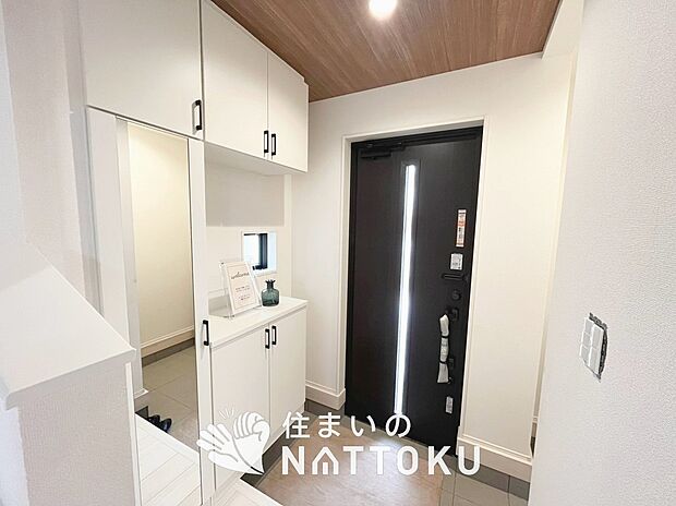 【現地写真（玄関）】玄関には、大型のシューズ収納を設置しています。