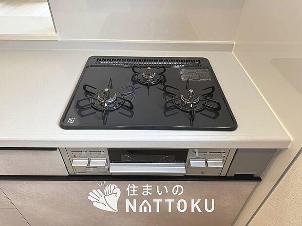 【ビルトインコンロ】フラットな構造で清掃性が高く、過熱防止センサー付3口タイプで日頃の家事も快適です。