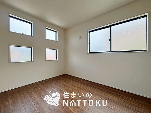 【現地写真(寝室)】木目の美しさを際立たせるシンプルデザインの建具を使用しています。