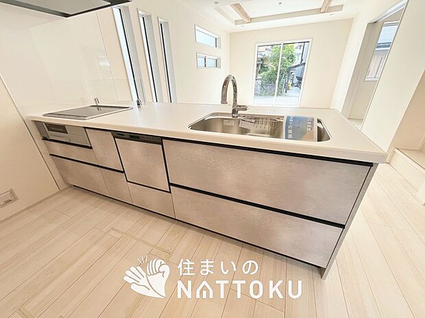 【現地写真(キッチン)】収納たっぷりのシステムキッチン、浄水器付水栓を標準装備しています。
