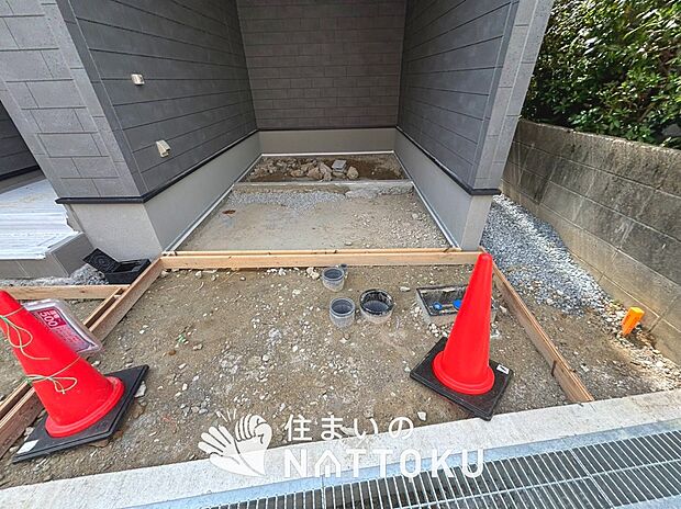 【現地写真(駐車場)】駐車スペースが広く、運転が苦手な方も安心です。