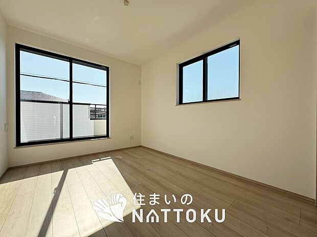 【現地写真(寝室)】木目の美しさを際立たせるシンプルデザインの建具を使用しています。
