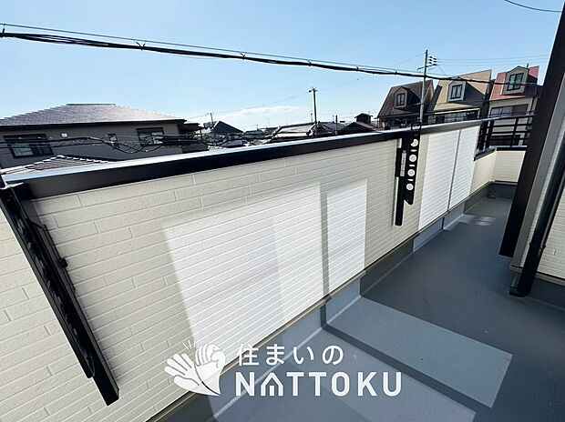 【バルコニー】奥行きが広く、洗濯物をゆったりと干せる十分な広さで、家族の洗濯も捗ります。